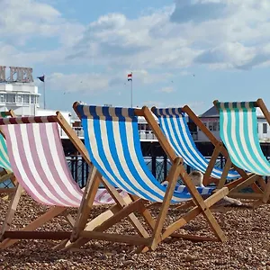 https://spacious-4-bed-house-with-free-parking-1-min-from-beach.brighton-hotels-england.com
